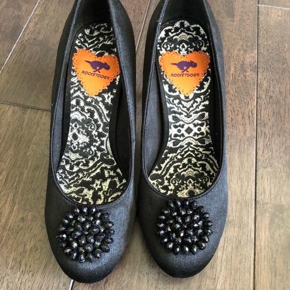 Cute black heels with pretty beaded accent - Picture 2 of 4